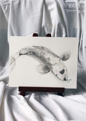 Dessin original à l'encre de Chine sur chevalet représentant une carpe koi ©Ysae illustrations