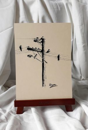 Dessin original à l'encre de Chine sur chevalet représentant des oiseaux sur des fils et un poteau électriques ©Ysae illustrations
