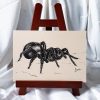 Dessin original à l'encre sur chevalet d'une araignée ©Ysae illustrations