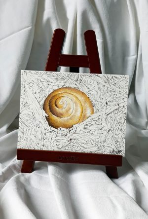Dessin original aux encres de couleurs sur un chevalet représentant une coquille d'escargot vide dans des copeaux ©Ysae illustrations