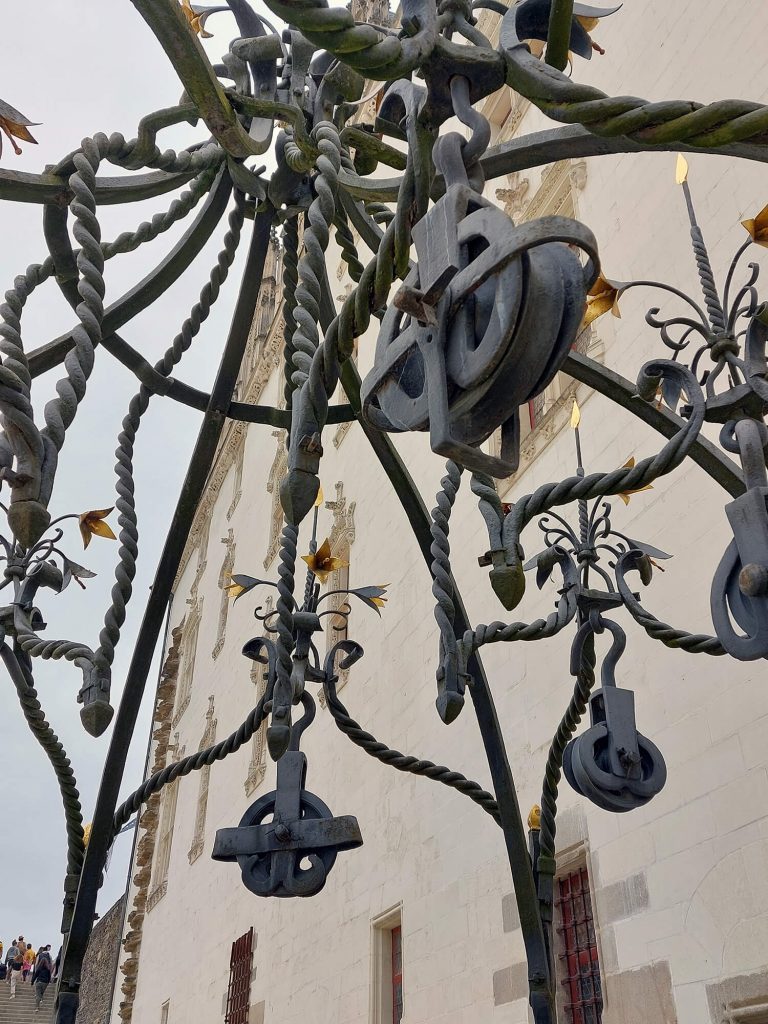 Photographie des détails de ferronnerie du puits situé dans la cour du château des ducs de Bretagne à Nantes ©Ysae illustrations