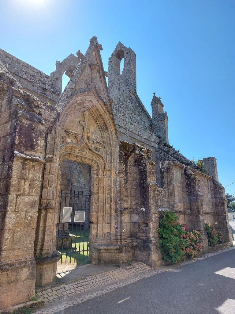 Photographie des ruines d'une petite église de Batz-sur-Mer ©Ysae illustrations