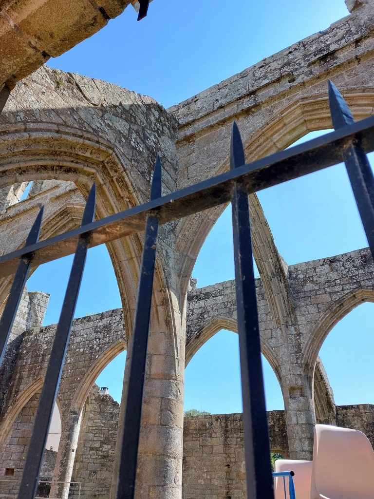 Photographie des ruines d'une petite église de Batz-sur-Mer prise à travers ses grilles ©Ysae illustrations