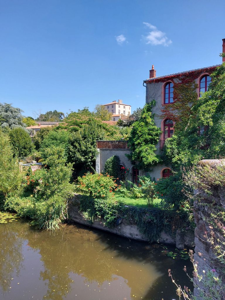 Photographie d'une maison sur la berge de la Sèvre à Clisson ©Ysae illustrations