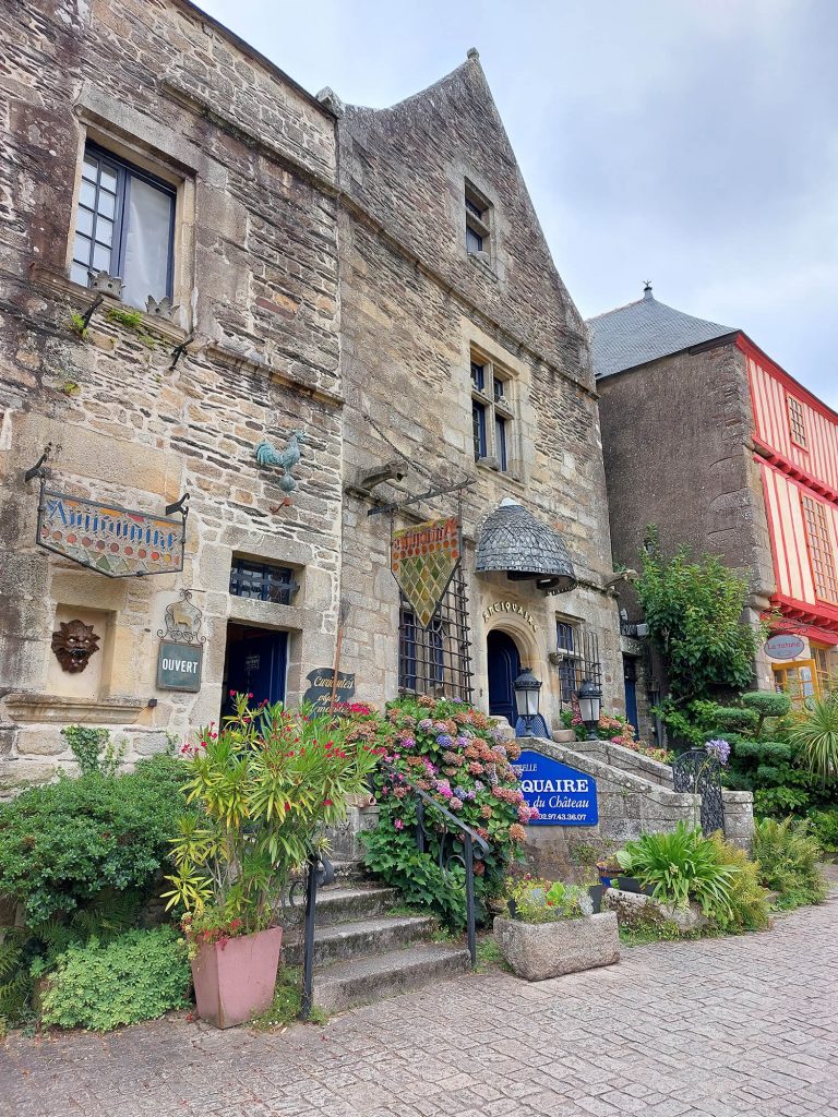 Photographie de la façade d'une boutique d'antiquités à Rochefort en Terre ©Ysae illustrations