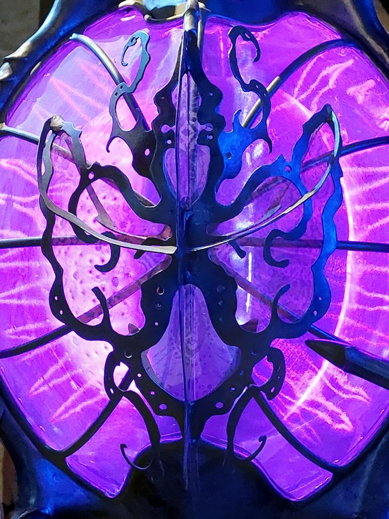 photographie d'un détail d'une machine colorée de Patrice pit Hubert au Naïa museum ©Ysae illustrations