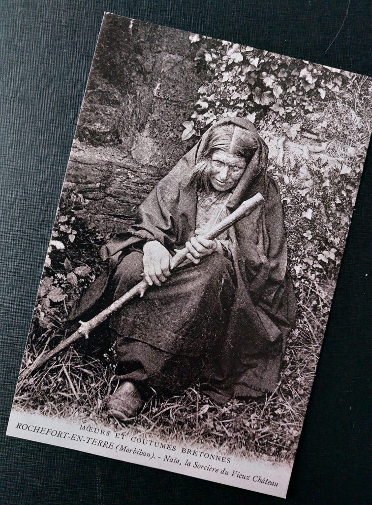 Photographie de la cate postale représentant Naïa la sorcière de Rochefort en Terre ©Ysae illustrations