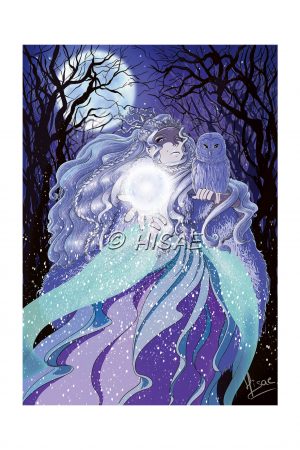 Impression laser en format carte postale d'un dessin numérique représentant la sorcière de l'hiver créant la neige, accompagnée d'une chouette blanche dans la forêt un jour de pleine lune ©Ysae illustrations