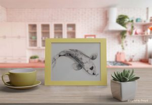 Décoration d'intérieur avec un cadre dans lequel se trouve une encre représentant une carpe koi.