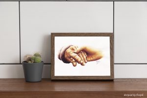 Décoration d'intérieur avec un cadre dans lequel se trouve une encre représentant une main jeun guidant une main âgée