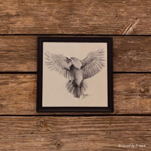 Décoration d'intérieur avec un cadre dans lequel se trouve une encre représentant une corneille qui s'envole