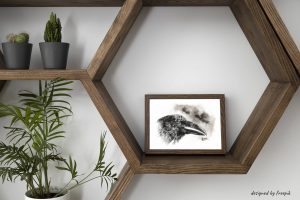 Décoration d'intérieur avec un cadre dans lequel se trouve une encre représentant une tête de corbeau.