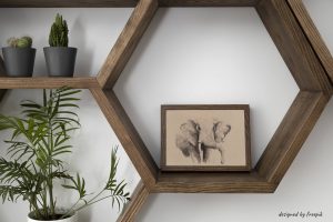 Décoration d'intérieur avec un cadre dans lequel se trouve une encre représentant un éléphant.