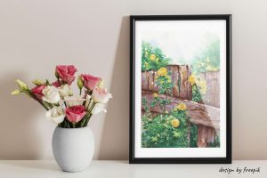 Dessin à l'encre et à l'aquarelle représentant des roses jaunes grimpant le long d'une barrière en bois, présenté encadré à côté d'un vase de roses @Ysae illustration
