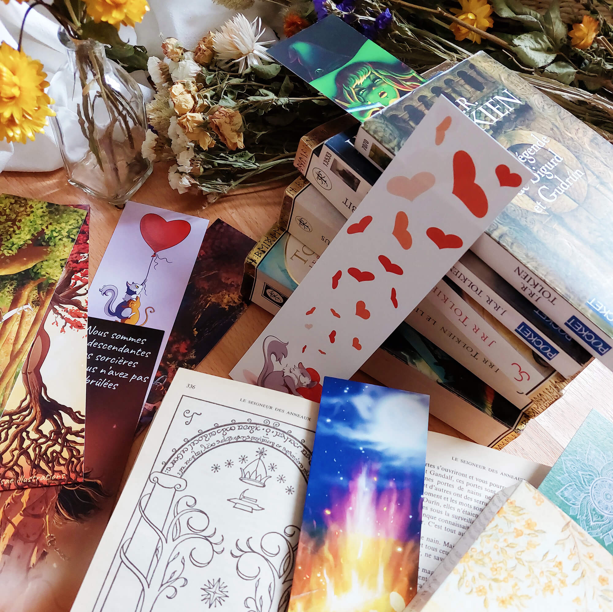 Collection de marque-pages illustrés présentés dans des livres @Hisae illustrations