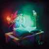 Dessin numérique représentant une jeune apprentie sorcière surprise par un livre magique d'où s'échappe une étrange lumière verte @Ysae illustrations