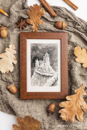 Impression laser d'un dessin original à l'encre présenté dans un cadre de Chine représentant le château d'Eilean Donan en Ecosse jonchée sur une falaise ©Ysae illustrations