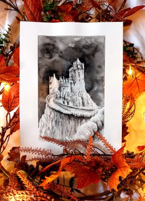 Dessin original à l'encre de Chine présenté sur chevalet et représentant le château d'Eilean Donan en Ecosse jonchée sur une falaise ©Ysae illustrations