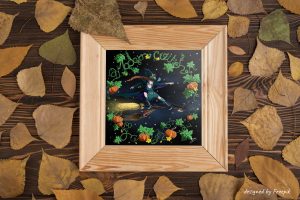 Dessin numérique dans un cadre représentant une jeune sorcière qui surfe sur son balai volant, son chat à l'avant qui guette l'horizon et un sac de plantes accroché au manche. Tout autour, des racines de citrouille forment le mot "Modern witch" ©Ysae illustrations