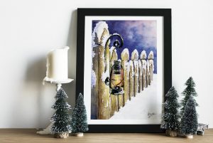 Impression laser présentée dans un cadre d'une aquarelle originale représentant une barrière enneigée sur laquelle est accrochée une lanterne ©Ysae illustrations