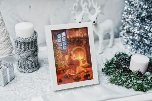 Dessin numérique format carte de voeux dans un cadre représentant une femme dans un fauteuil à bascule profitant de son chocolat chaud devant un feu de cheminée pendant Noël @Ysae illustrations