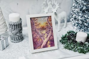 Aquarelle dans un cadre représentant un paysage enneigé au soleil couchant @Ysae illustrations