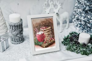 Impression laser format carte de voeux et présentée dans un cadre d'une aquarelle originale sur chevalet représentant une tasse de chocolat chaud avec des marshmallows accompagnée d'une pile de pancakes ©Ysae illustrations