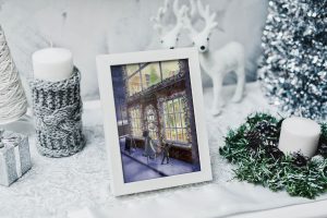 Impression laser format carte de voeux et présentée dans un cadre d'un dessin numérique représentant une mère et son enfant devant la vitrine allumée d'un magasin de jouets ©Ysae illustrations