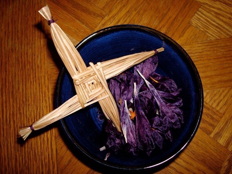 Croix de sainte Brigid dans un bol avec des fleurs @Alison Leighlilly