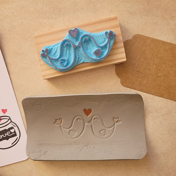 Tampon représentant deux oiseaux qui s'embrassent @Rose de Biboun