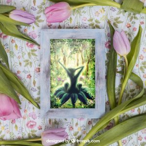 Dessin numérique en format carte postale encadré représentant Dame Nature assise dans une fleur en train de s'éveiller dans une forêt @Ysae illustrations