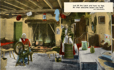 Carte postale ancienne représentant une cuisine traditionnelle irlandaise avec une femme qui file et une qui baratte le beurre @Collection de Maggie Land Blanck