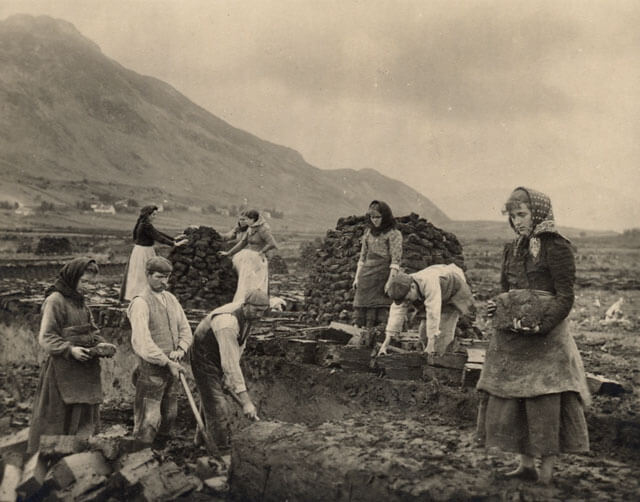 Carte postale représentant la récolte de tourbe dans l'Irlande traditionnelle @Collection de Maggie Land Blanck