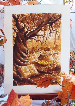 Dessin orignal à l'encre sepia et ocre présenté sur chevalet pour Halloween représentant un arbre tordu dans une forêt au pied duquel on voit un grimoire ouvert et, en arrière plan, le chaudron d'une sorcière sur le feu @Ysae illustrations