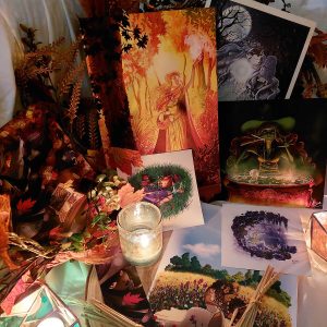 Présentation de plusieurs dessins imprimés du coffret "sorcières" spécial halloween au milieu de signes ésotériques et de bougies @Ysae illustrations