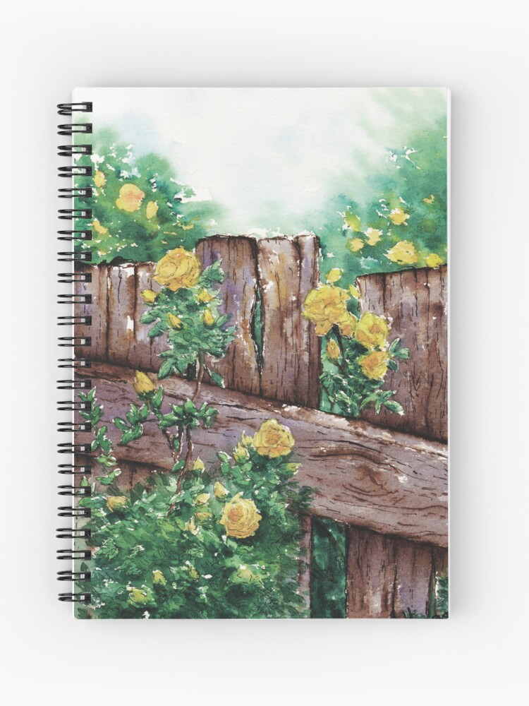 Carnet à spirales dont la couverture est un dessin à l'aquarelle et à l'encre représentant des roses jaunes qui poussent devant une barrière en bois au printemps ©Ysae illustrations
