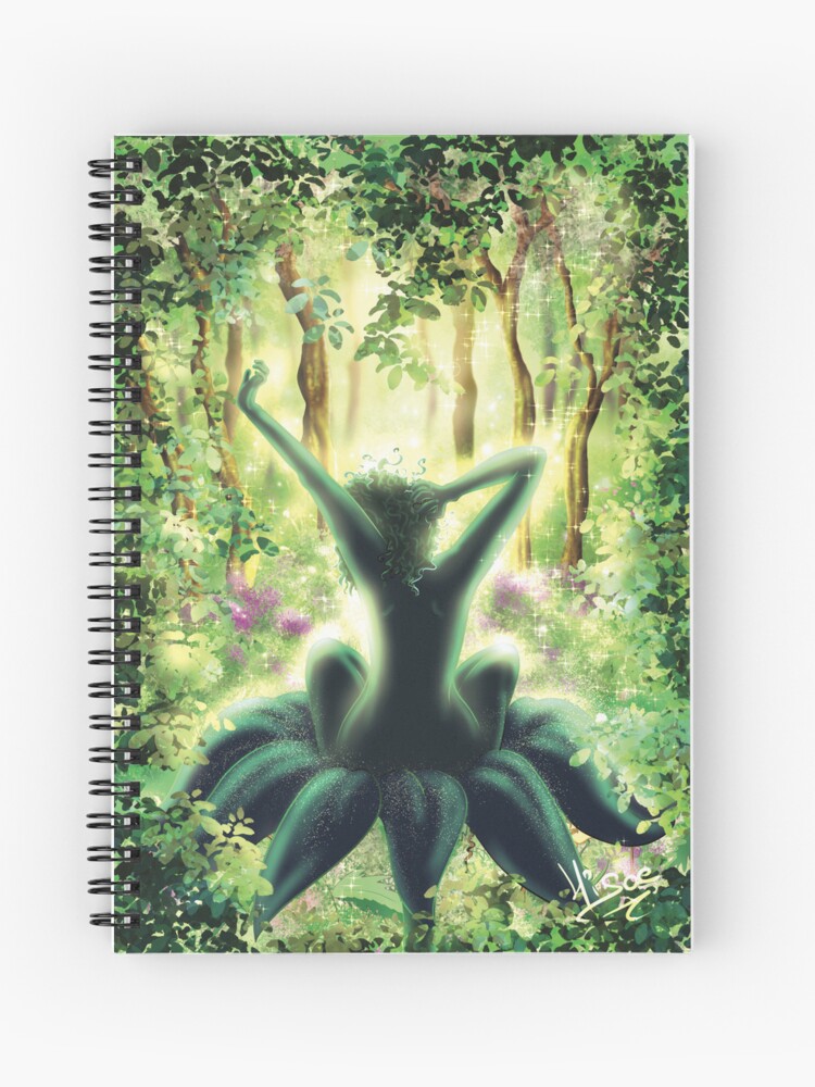 Carnet à spirales dont la couverture est un dessin numérique représentant Dame nature, sous les traits d'un petite femme qui s'éveille au creux d'une fleur, dans la forêt verdoyante ©Ysae illustrations