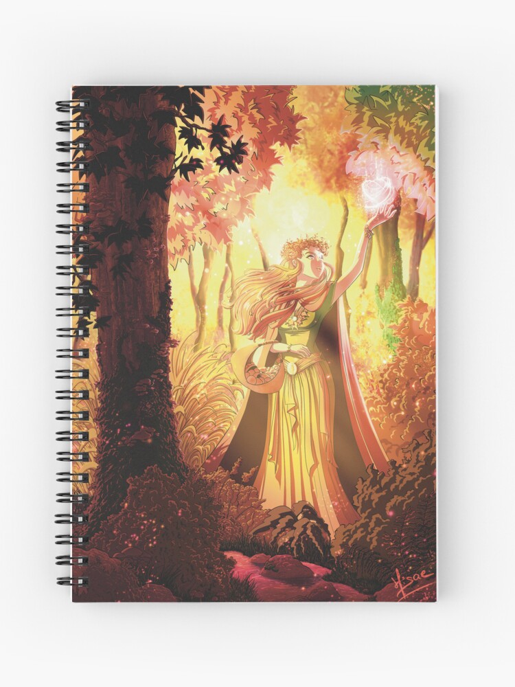 Carnet à spirales dont la couverture est un dessin numérique représentant la sorcière de l'automne en train de jeter un sort aux feuilles des arbres de la forêt pour qu'elles rougissent ©Ysae illustrations