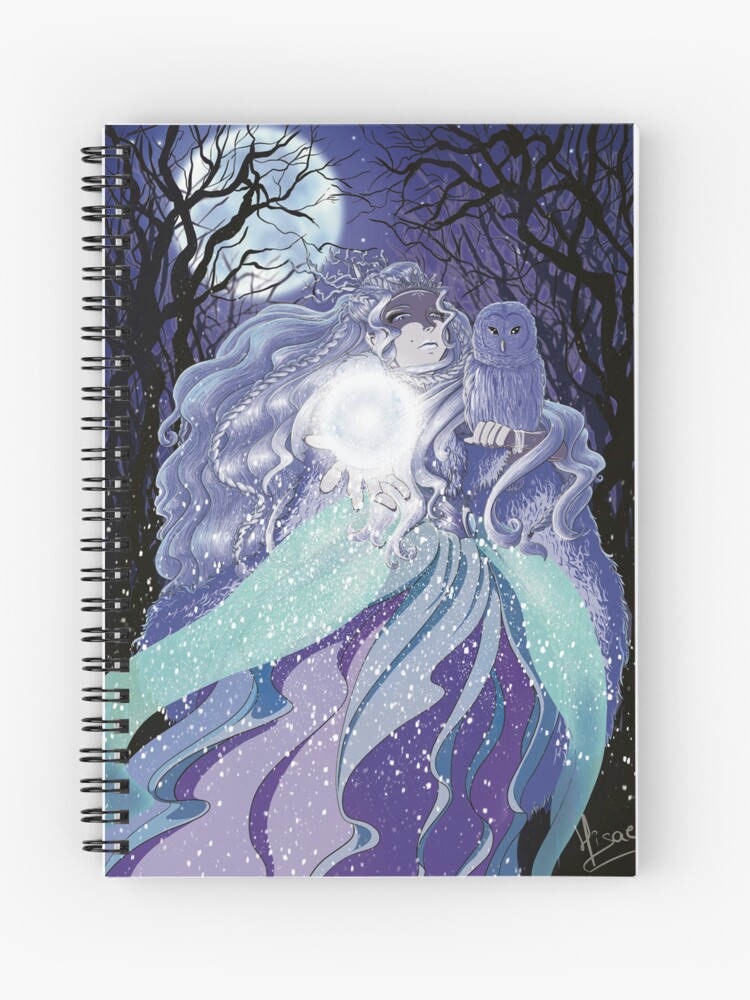 Carnet à spirales dont la couverture est un dessin numérique représentant la sorcière de l'hiver qui fabrique la neige à partir de ses pouvoirs magiques ©Ysae illustrations
