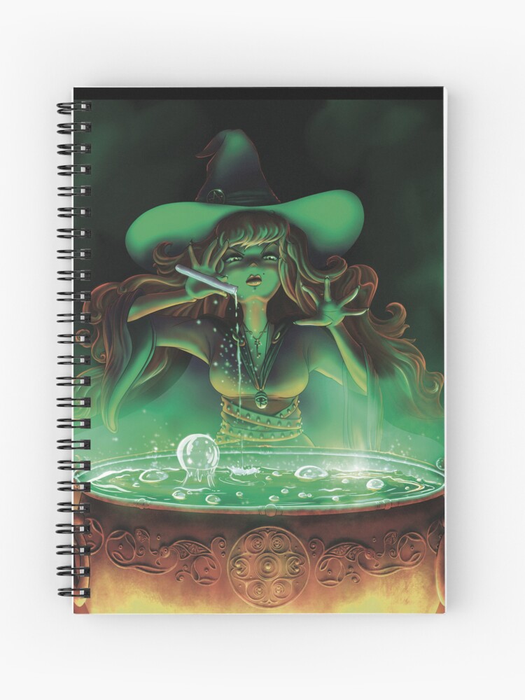 Carnet à spirales dont la couverture est un dessin numérique représentant une sorcière qui met la touche finale à sa potion qui bouillonne dans son chaudron ©Ysae illustrations