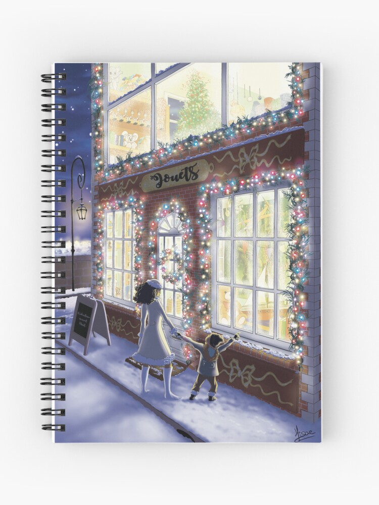Carnet à spirales dont la couverture est un dessin numérique représentant une maman et son fils dans la rue enneigée devant une vitrine de magasin de jouets illuminée pour Noël ©Ysae illustrations