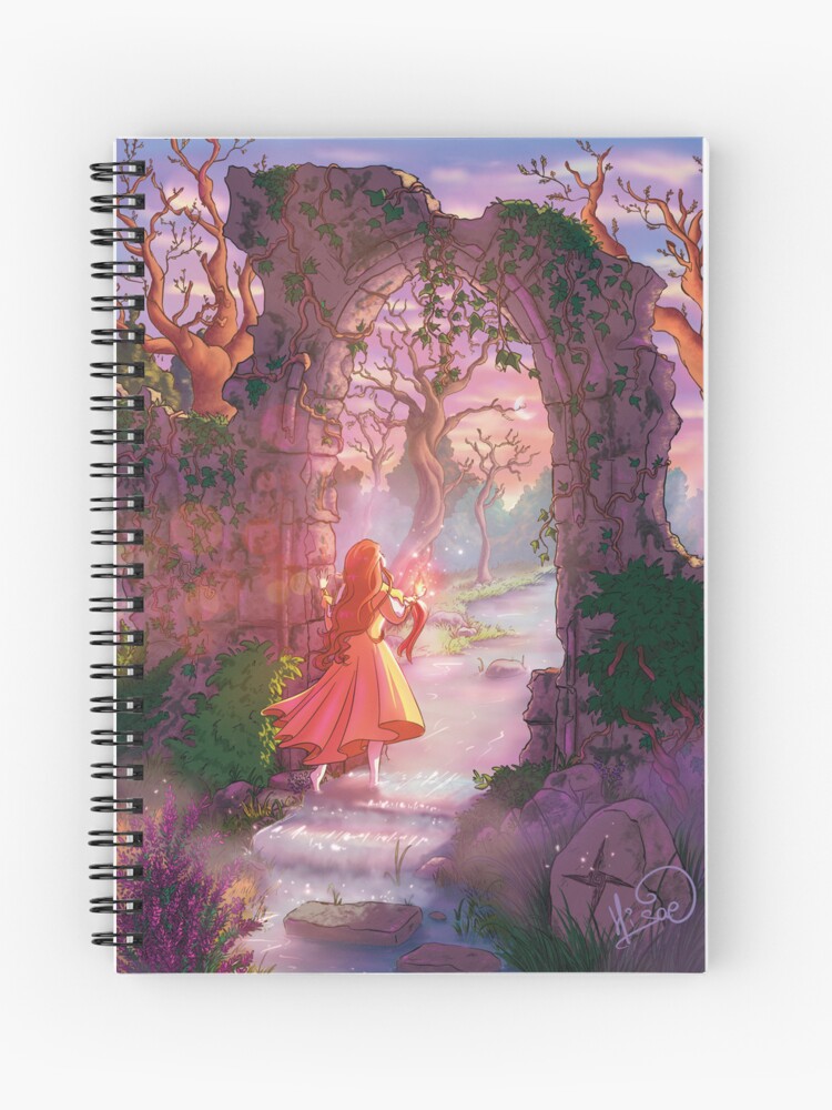 Carnet à spirales dont la couverture est un dessin numérique représentant une sorcière qui invoque la déesse du feu, Brigid, sous une arcade pierre ancienne, pour la fête païenne d'Imbolc ©Ysae illustrations
