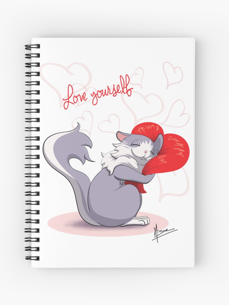 Carnet à spirales dont la couverture est un dessin numérique représentant un chat mignon qui fait un câlin à un cœur. Au dessus on peut lire "Love yourself" ©Ysae illustrations
