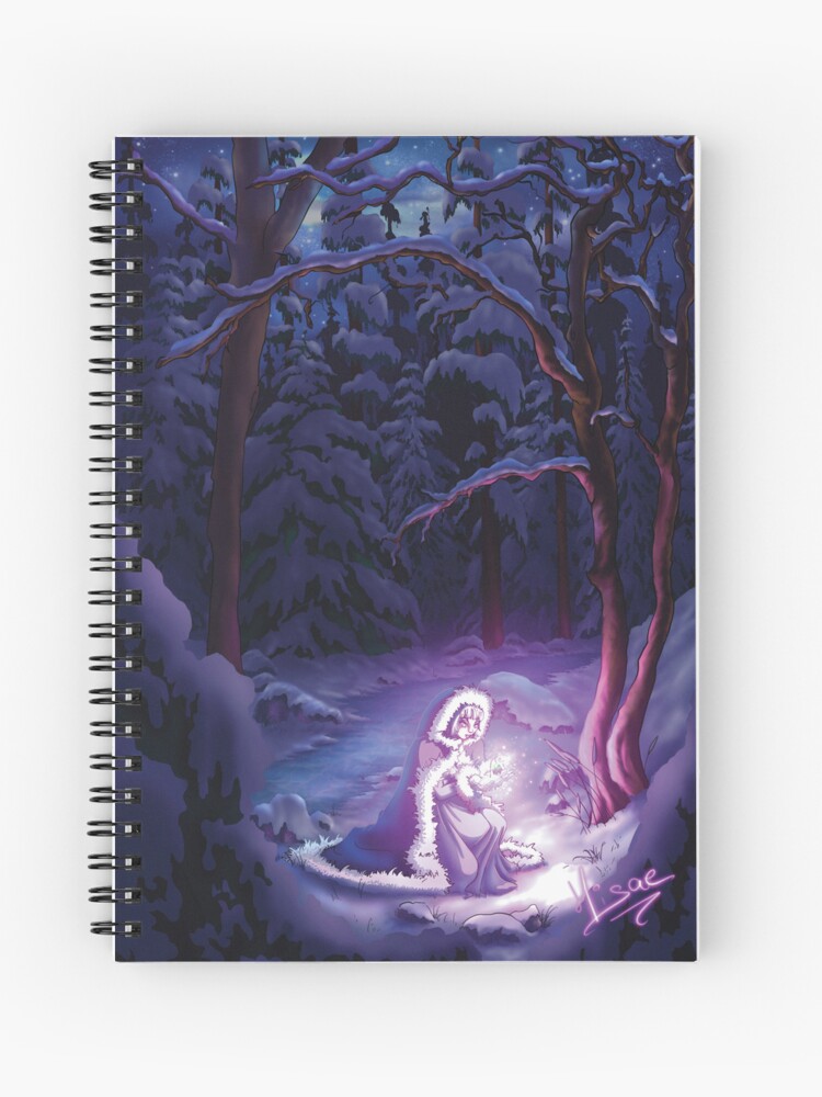 Carnet à spirales dont la couverture est un dessin numérique représentant une femme découvrant une fleur luminescente dans la forêt d'hiver couverte de neige, pour la fête païenne de Yule ©Ysae illustrations