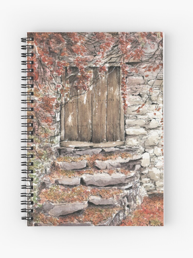 Carnet à spirales dont la couverture est une aquarelle représentant des escaliers en pierres menant à une porte en bois, couverts de feuilles mortes d'automne ©Ysae illustrations