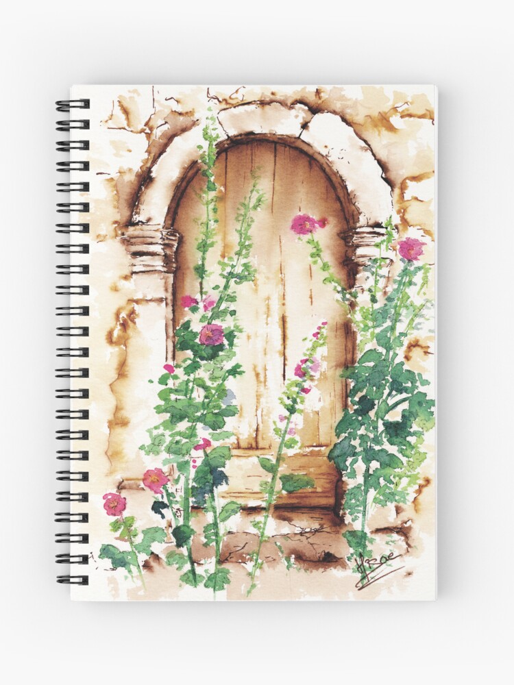 Carnet à spirales dont la couverture est un dessin à l'encre et à l'aquarelle représentant une petite porte en bois d'une vieille architecture de pierre cachée derrière des roses trémières ©Ysae illustrations