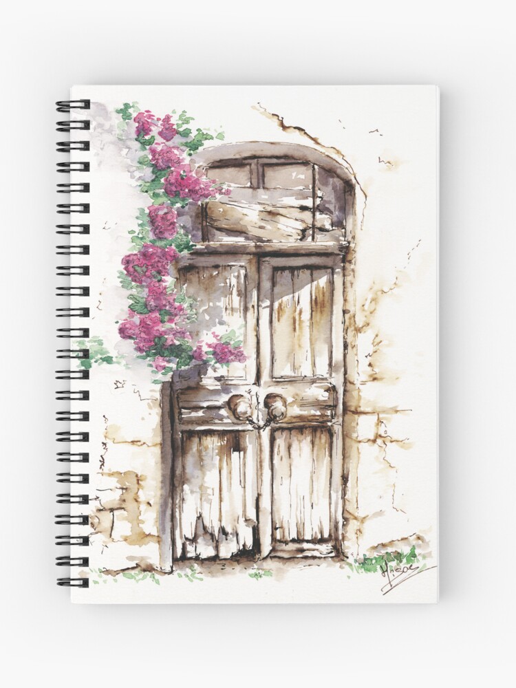 Carnet à spirales dont la couverture est un dessin à l'encre et à l'aquarelle représentant une porte printanière, une vieille porte en bois délabrée sur laquelle pousse des fleurs roses ©Ysae illustrations