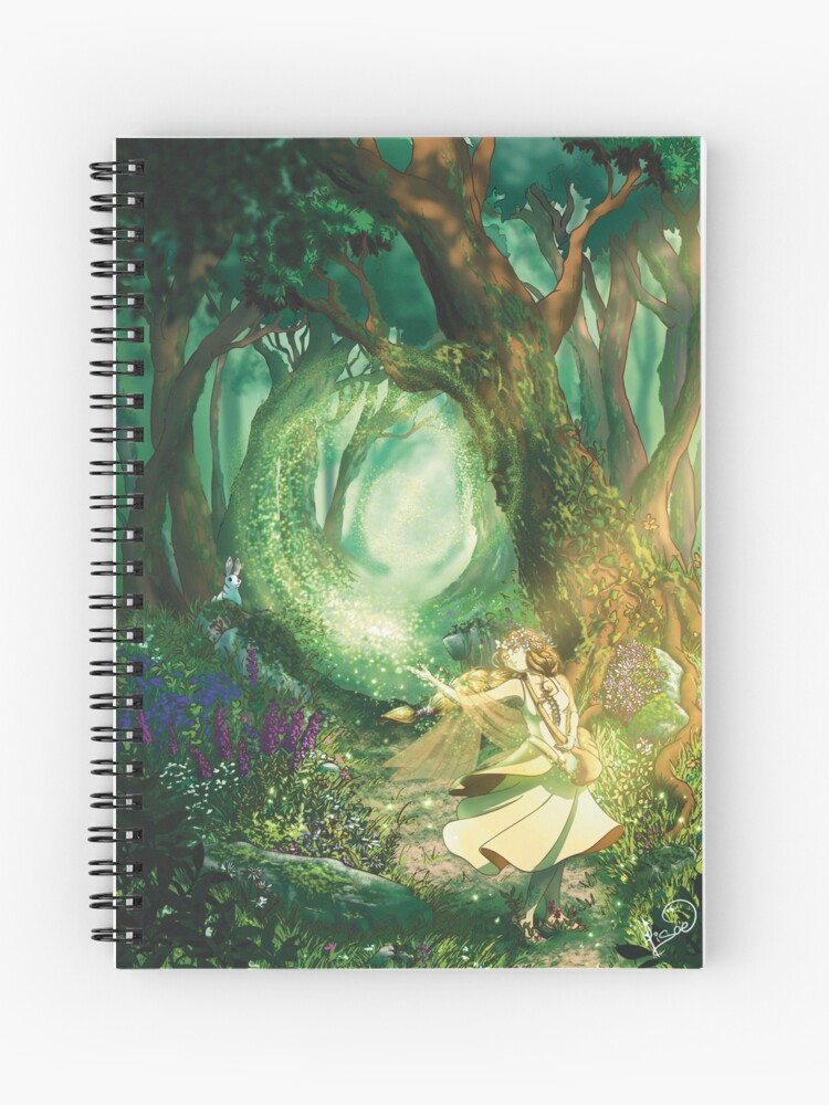Carnet à spirales dont la couverture est un dessin numérique représentant une sorcière qui crée le printemps en envoyant sa poudre magique dans la forêt qui devient luxuriante, pour la fête païenne d'Ostara ©Ysae illustrations