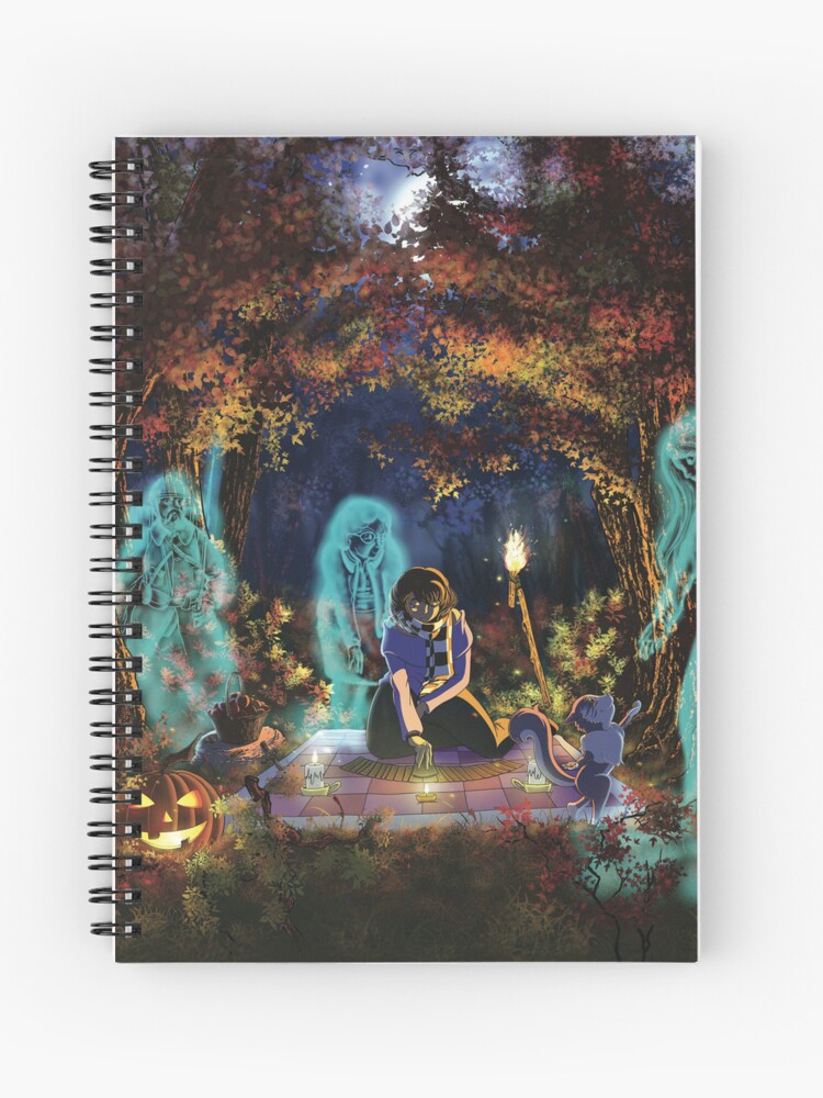 Carnet à spirales dont la couverture est un dessin numérique représentant une femme qui tire les cartes dans la forêt d'automne pendant que son chat accueille des fantômes venus les visités pendant la fête païenne de Samhain, Halloween, marquée la citrouille creusée façon par le Jack O' lantern posé dans l'herbe ©Ysae illustrations