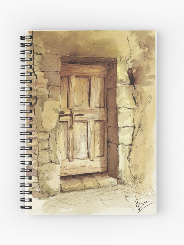 Carnet à spirales dont la couverture est un dessin à l'encre ocre et sépia représentant le seuil d'une vieille porte en bois ©Ysae illustrations
